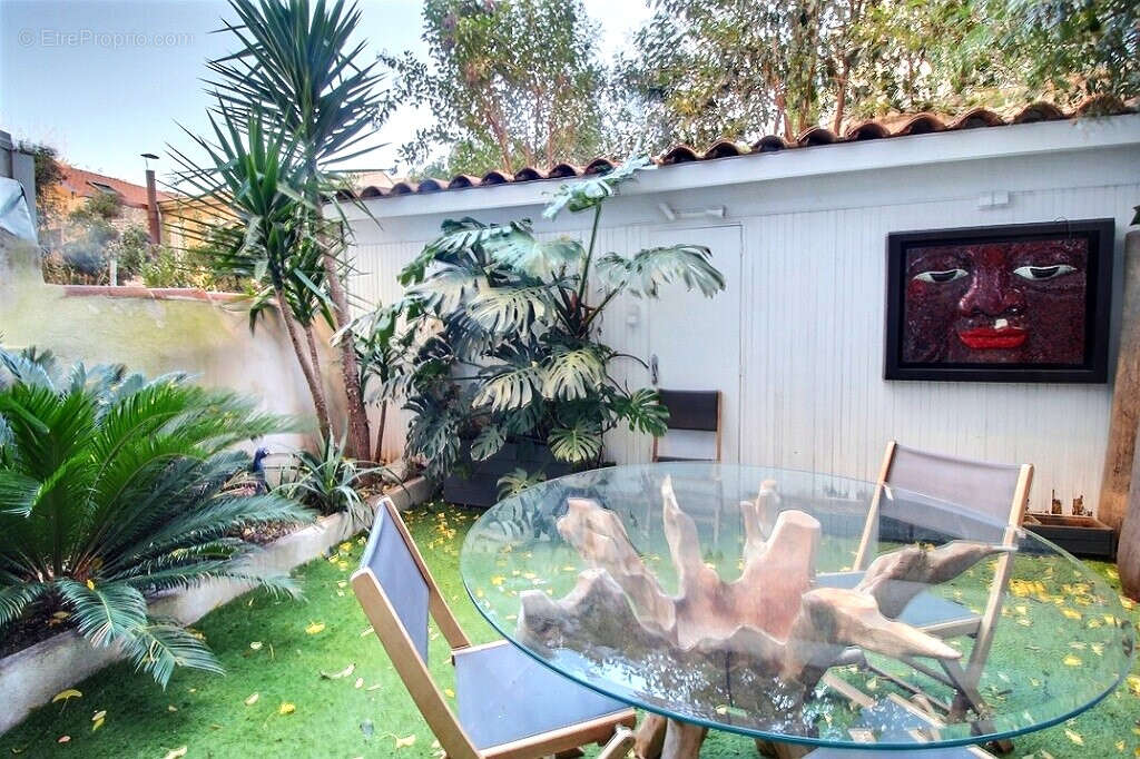 Commerce à MARSEILLE-8E