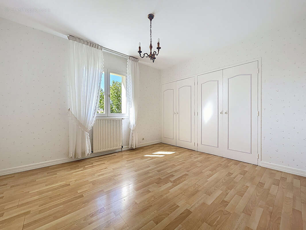 Maison à SAINT-PANTALEON-DE-LARCHE