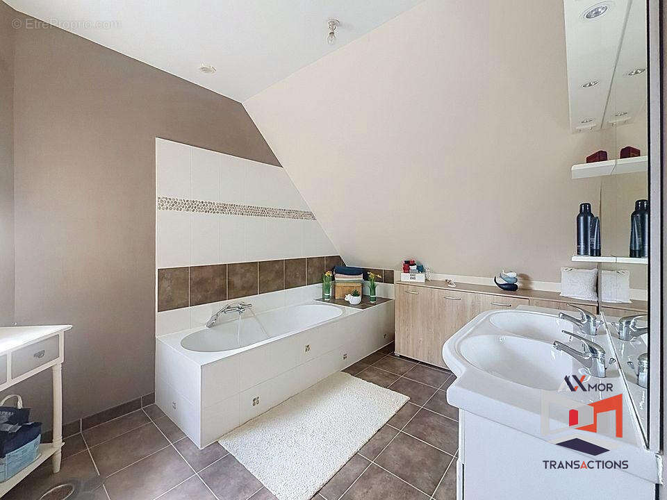PLOUBEZRE : Maison familiale, 4 chambres, environnement très calme, aucun travaux - photo 11