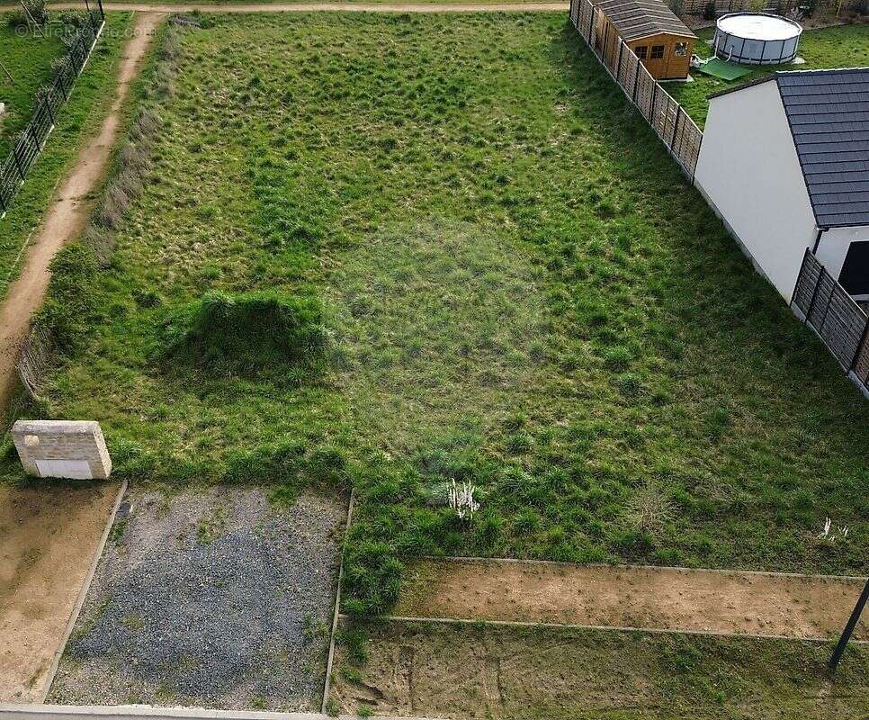 Terrain à COULANGES-LES-NEVERS