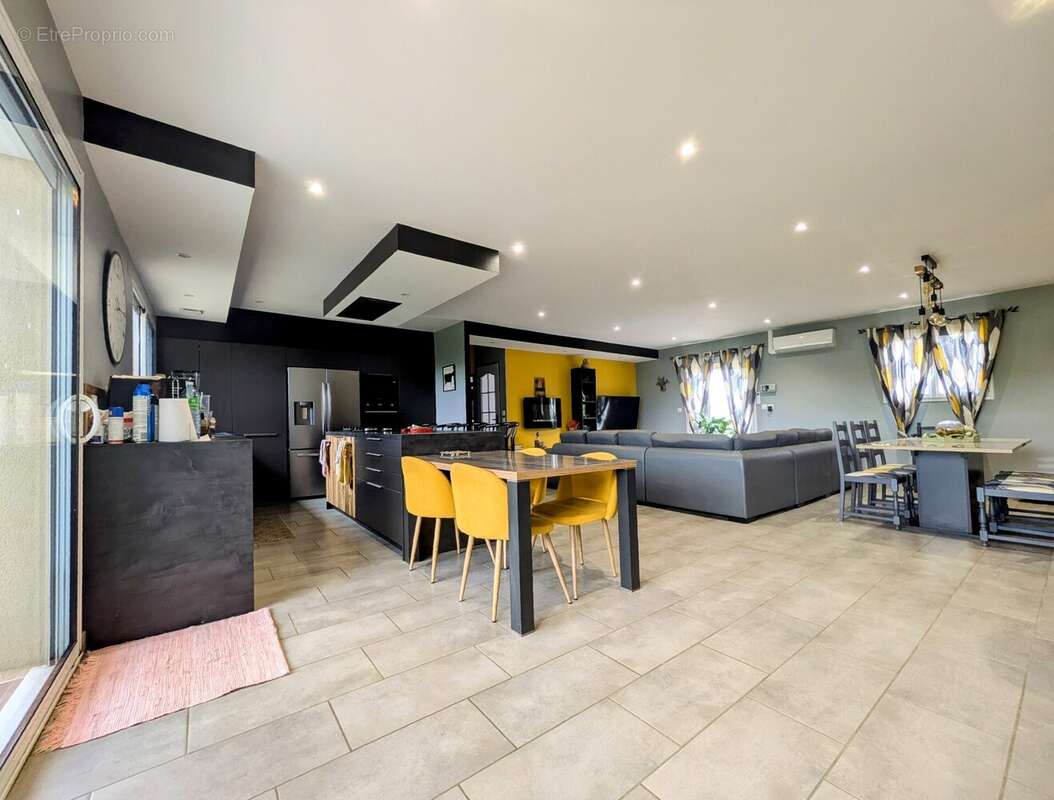 Maison à VILLECOMTAL-SUR-ARROS