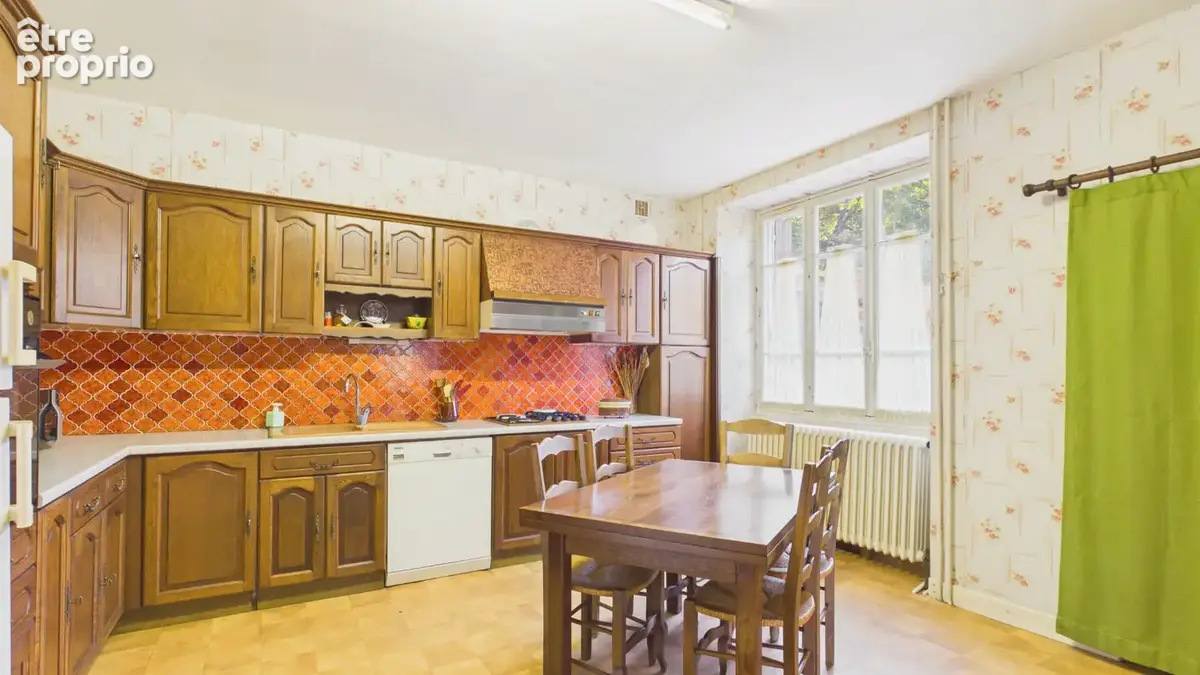 Grande maison dans le bourg sans vis à vis, avec terrain et dépendances - photo 3