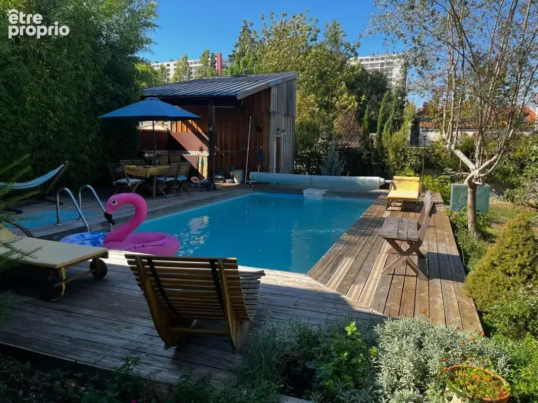 Très bel ensemble immobilier avec jardin et piscine offrant une belle rentabilité locative: 2 maisons non mitoyennes et un immeu - photo 3