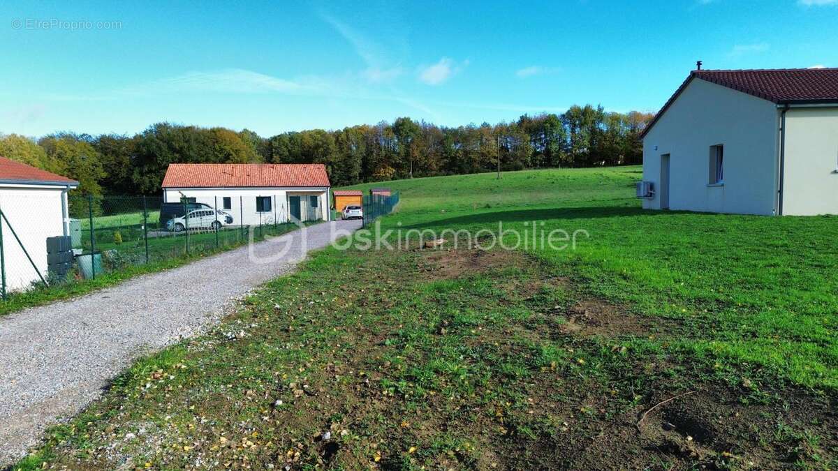 Terrain à SAINT-JOUVENT