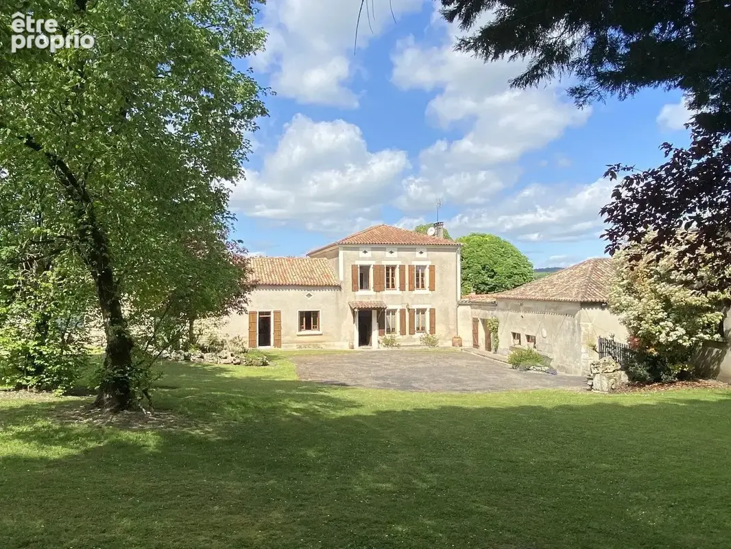 Maison de caractere avec beaucoup de dependances - photo 2