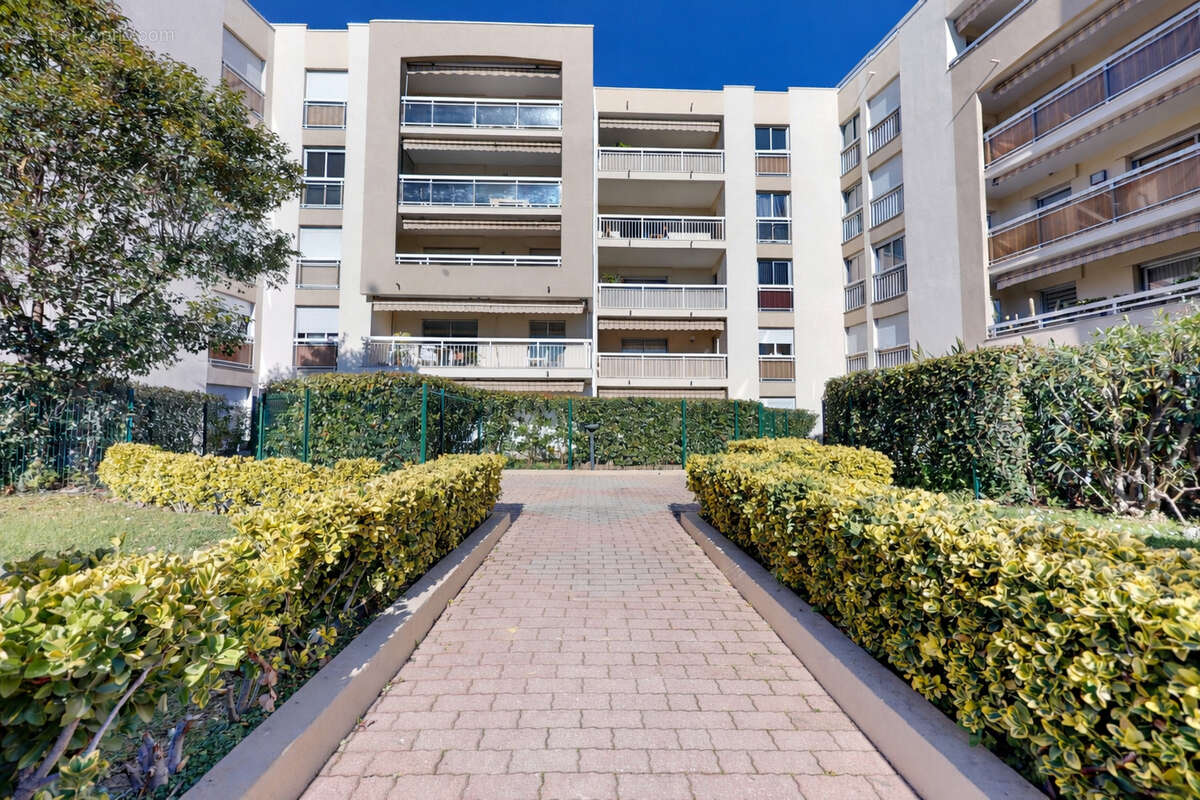 Appartement à SAINT-LAURENT-DU-VAR