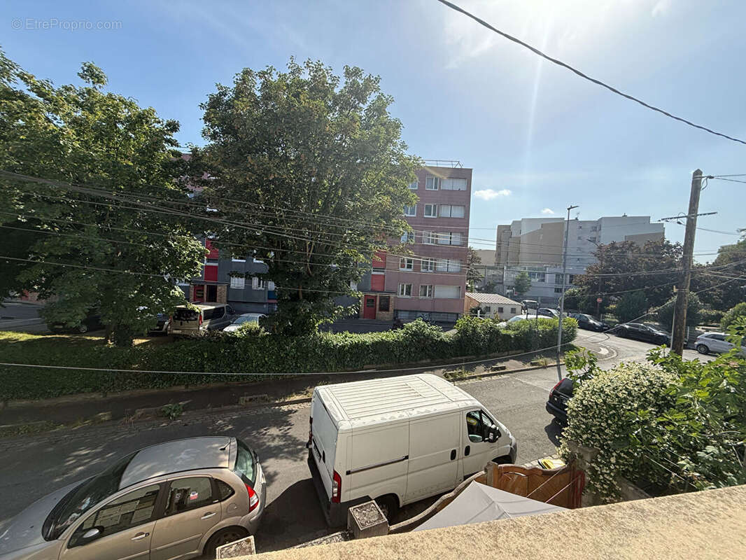 Montreuil, 800 metres du metro, studio lumineux, peu de charges de copropriete. ideal 1er achat ou investissement locatif. - photo 2