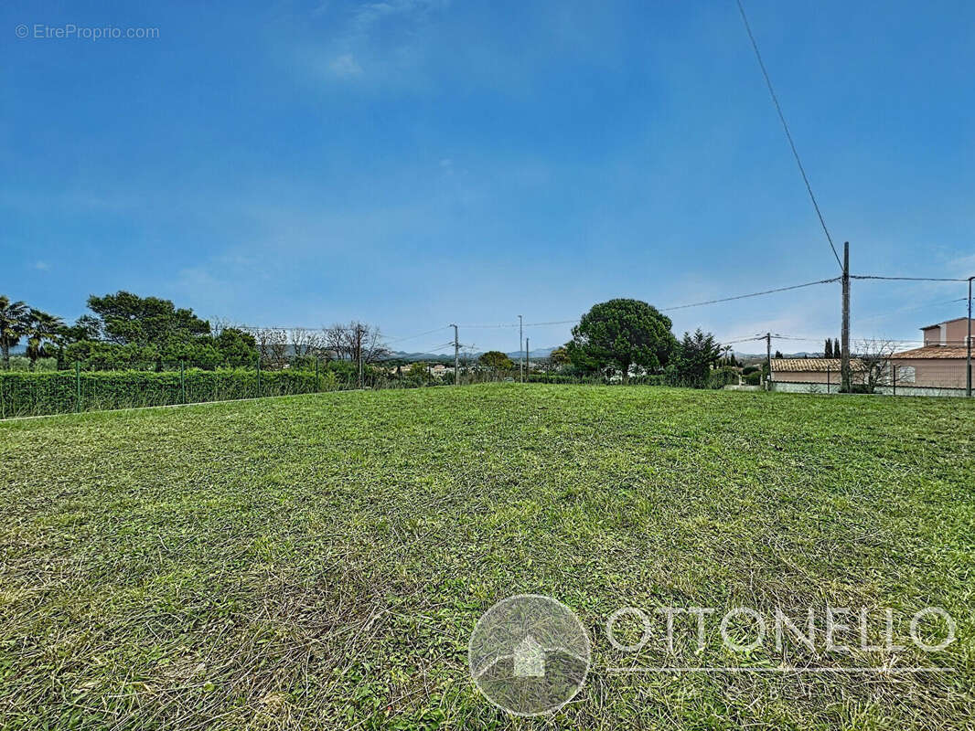 Terrain à ROQUEBRUNE-SUR-ARGENS