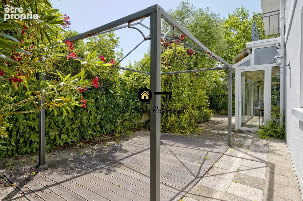 Villa de 308 m2 sur terrain de 1000 m2 avec terrasse- jardin et dependance - ares - photo 10