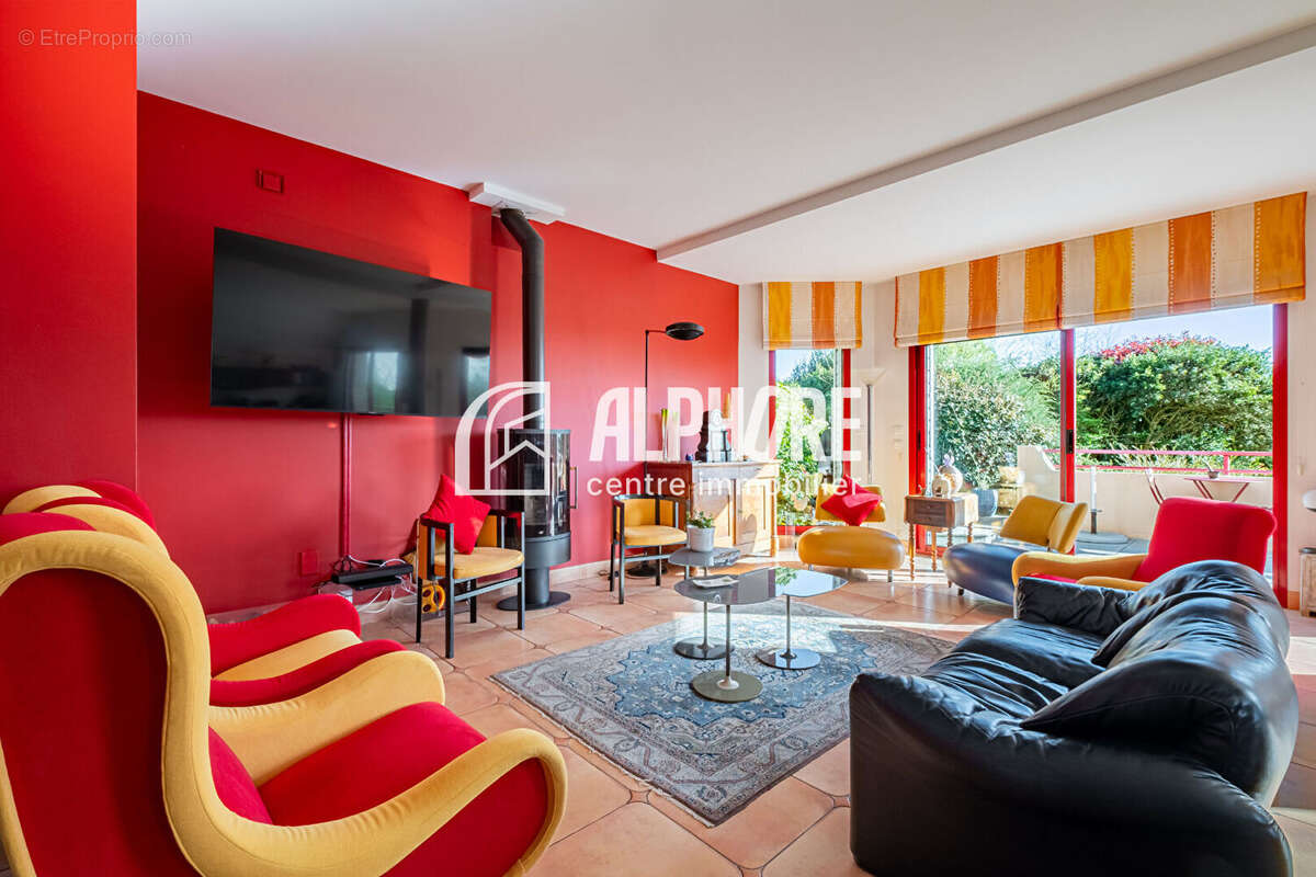 Guérande , propriété de 240m²  , 7 pièces , garage , piscine sur 1500m²  de terrain . - photo 6