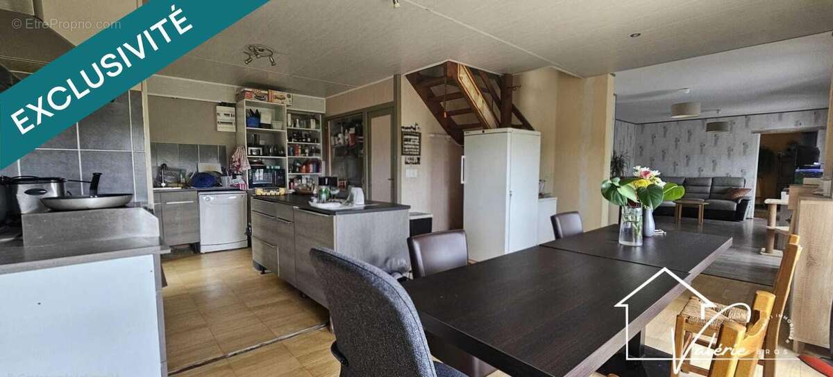Maison 254 m² à Massiac  - photo 4
