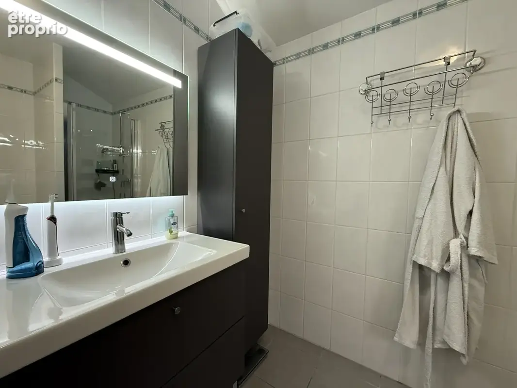 HIDRI IMMO PLUS vous propose en exclusivité une maison mitoyenne avec climatisation et garage à Fontaine - photo 9