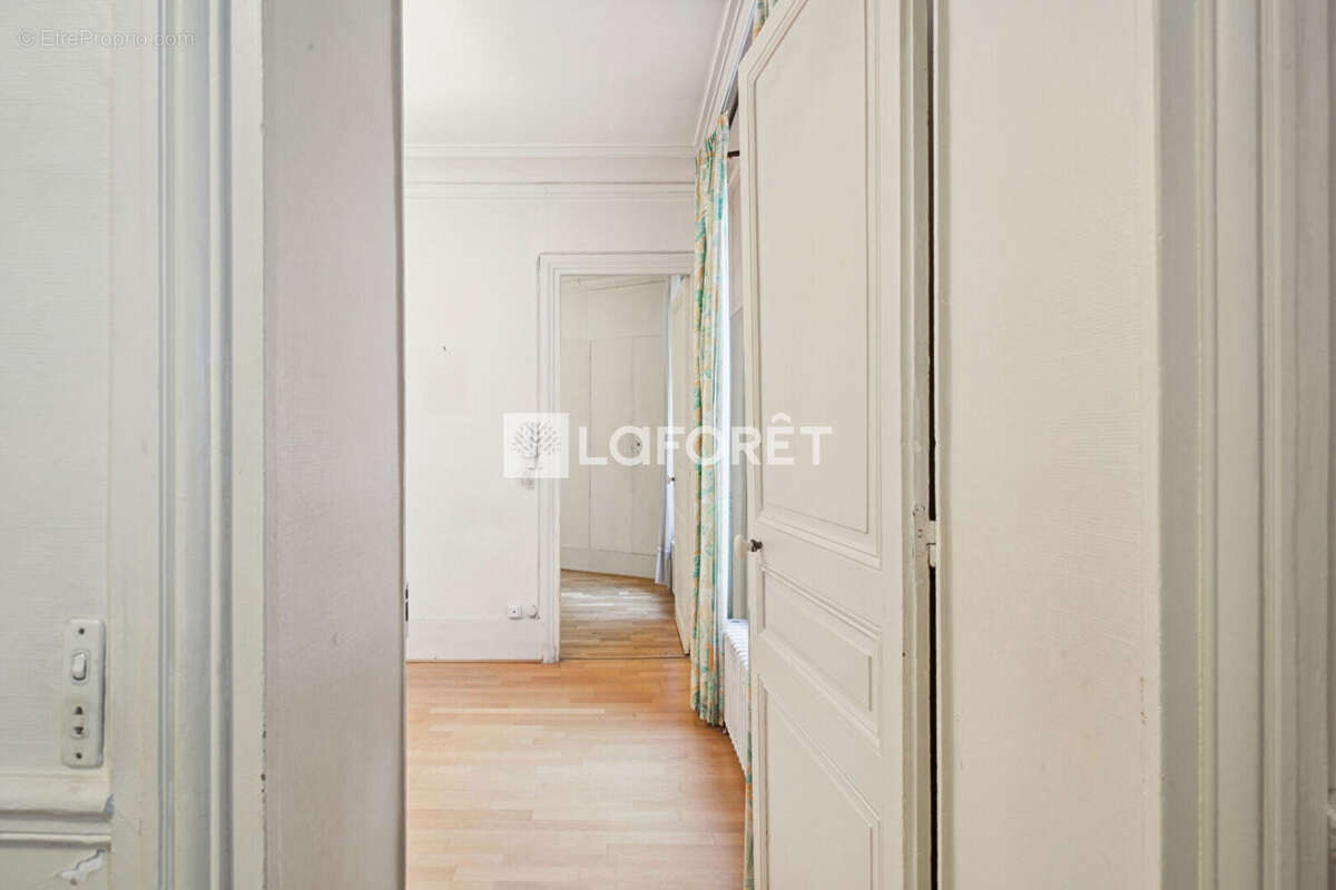 Trois pièces 46m² à rénover - Gros Caillou / Saint Dominique - photo 11