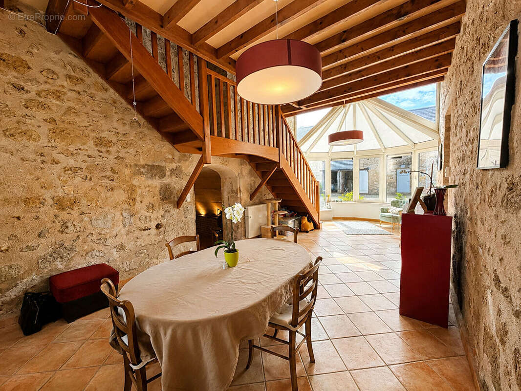 Magnifique propriété en pierres avec gîte, dépendances et potentiel équestre - photo 4