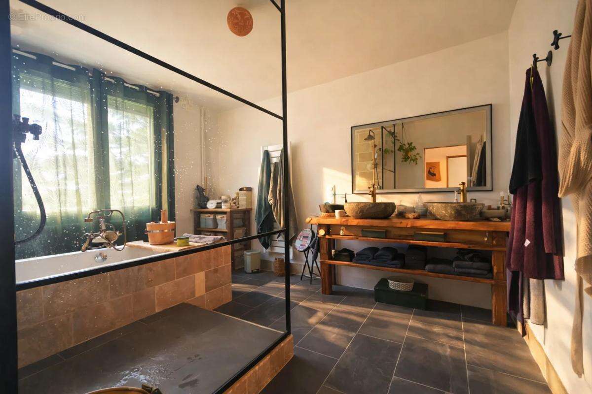 Maison à SAINT-MACAIRE-EN-MAUGES