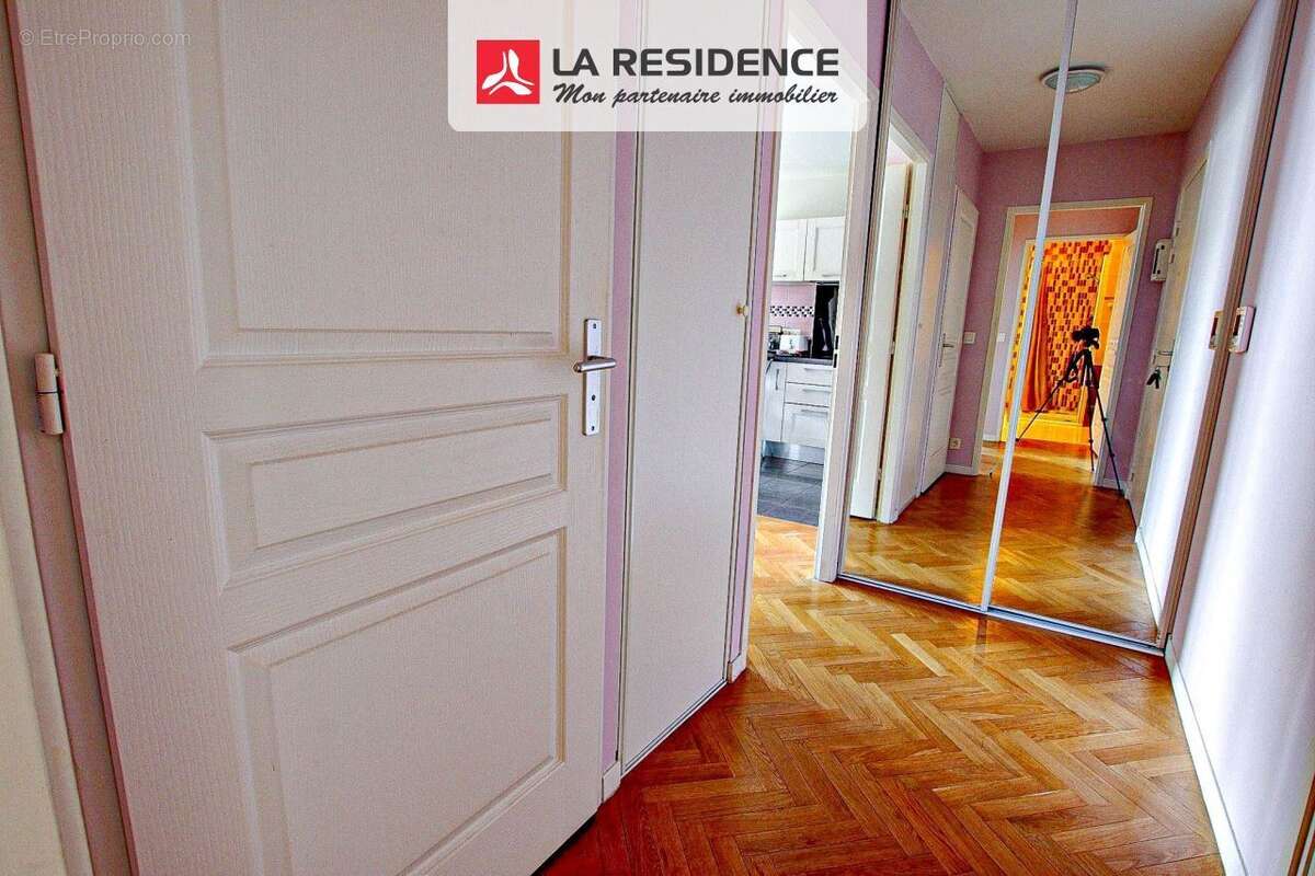 Appartement à LE MESNIL-SAINT-DENIS