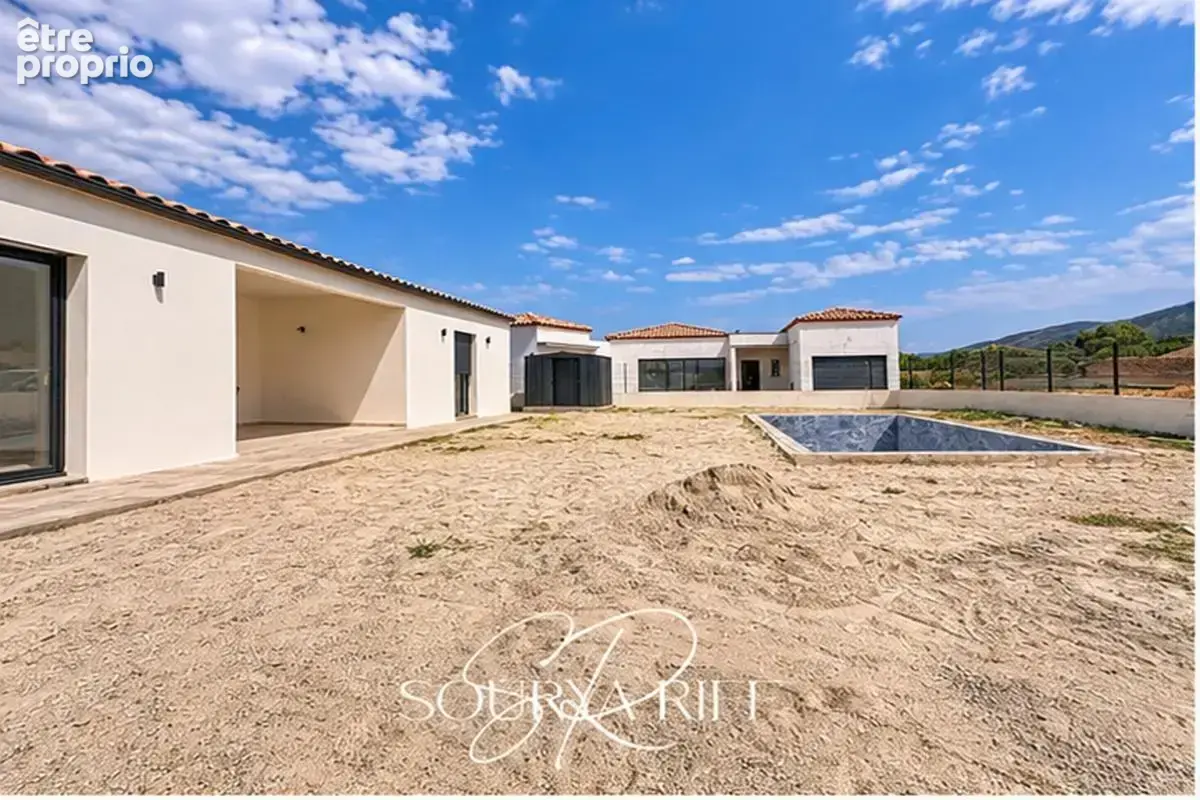 Maison de plain-pied avec climatisation, piscine et garage - photo 11