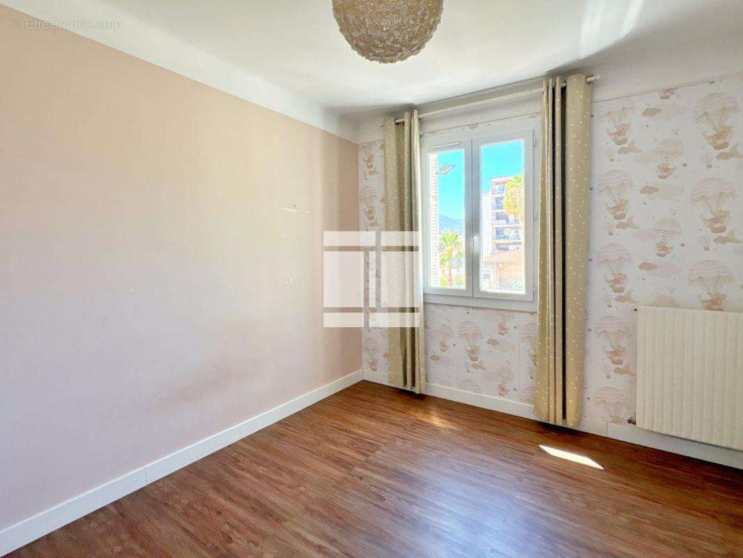 AJACCIO, appartement T3 de 70m² au 5ème étage - photo 5