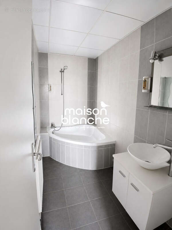 Appartement 585 m² à Parthenay  - photo 7