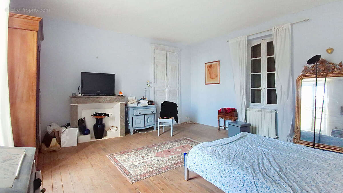 Maison à LAUDUN-L&#039;ARDOISE