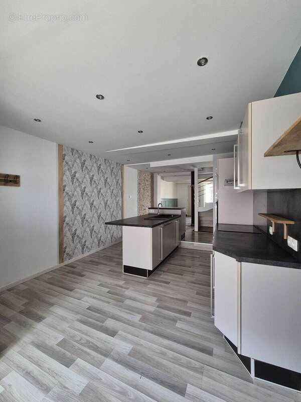 Maison à BAGE-LE-CHATEL