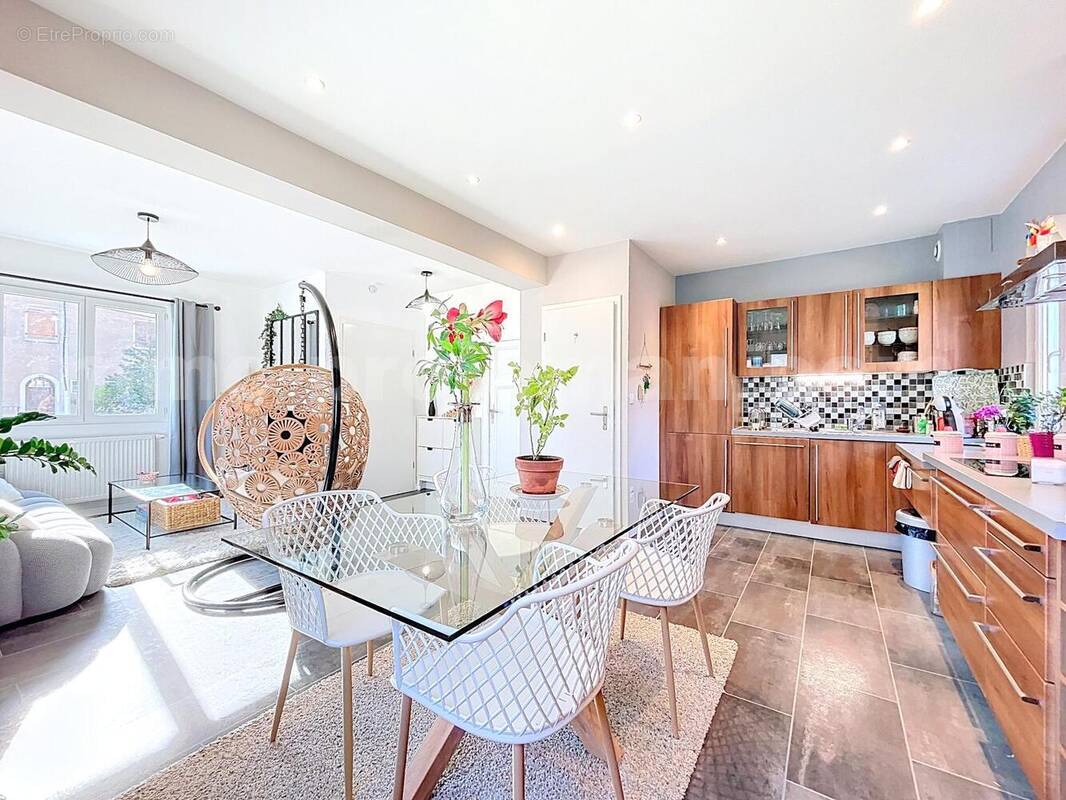 Appartement_T4_Gaillard_belle_superficie_prix_frontière_Suisse_direction_GENEVE_Tram_Ceva_vue_séjour_salon - Maison à GAILLARD
