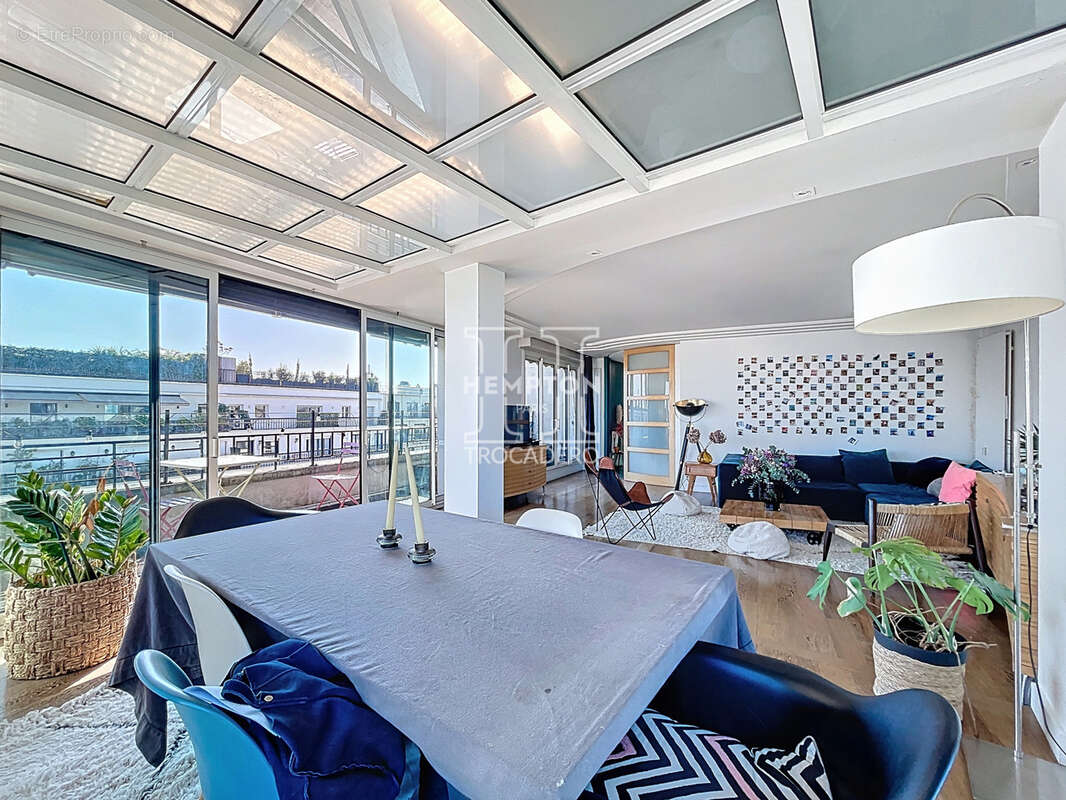 Appartement à PARIS-16E