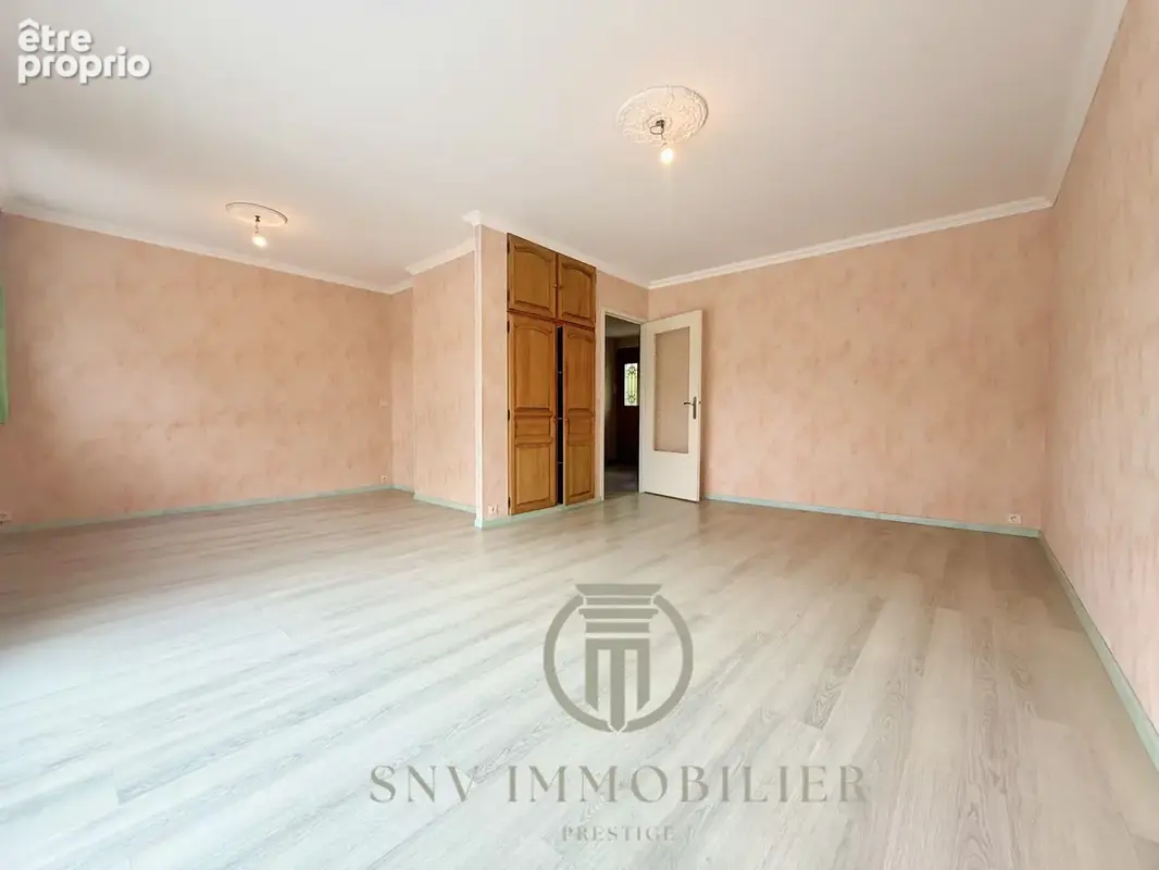 Maison 4 chambres, grande  pièce de vie avec terrasse, garage, cave et grand jardin dans un quartier résidenti - photo 12