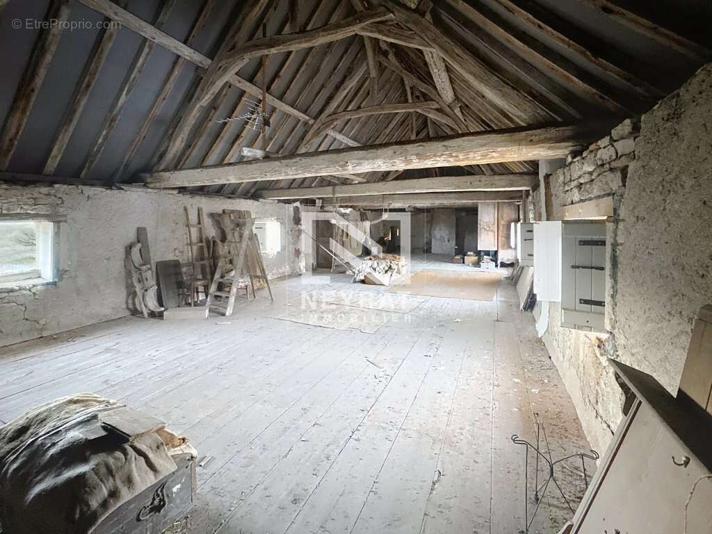 Grande maison en pierres avec jardin et dépendances - photo 17