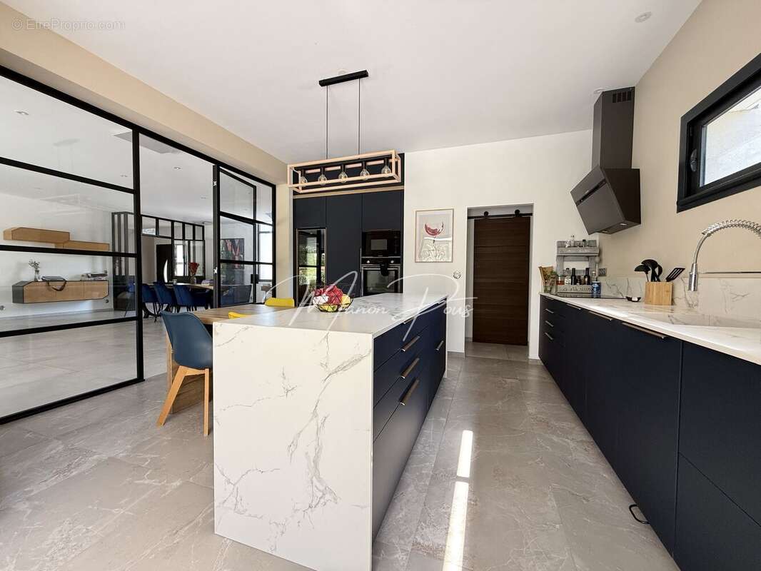 Maison 203 m² à Saint-Esteve  - photo 3
