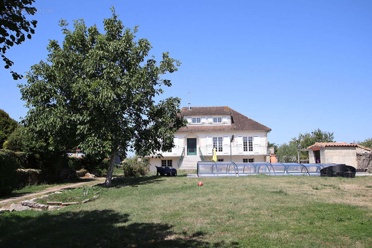 Maison 5 à 7 chambres dans le bourg de Vouillé - photo 2