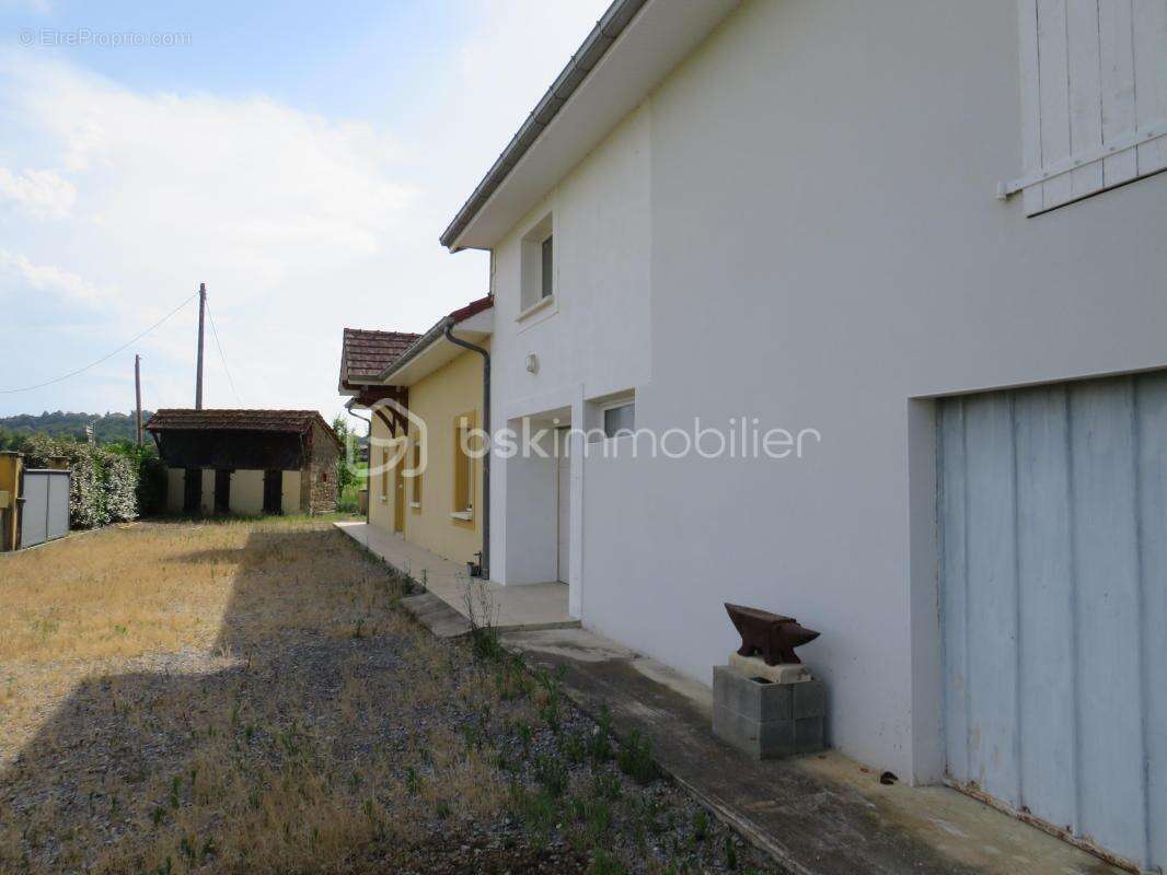 Maison de plain-pied rénovée de 125 m² – Aucun travaux – Dépendances et fort potentiel - photo 2