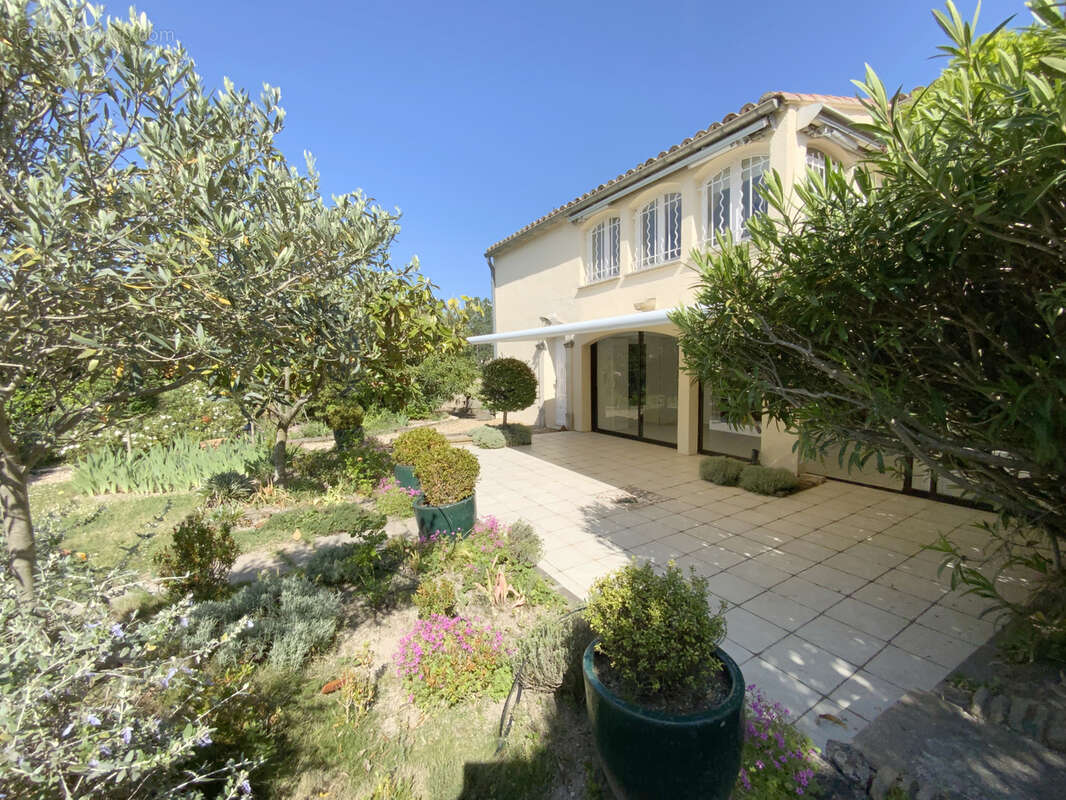 Charmante maison avec terrain arboré et piscine  à Uzès. - photo 2