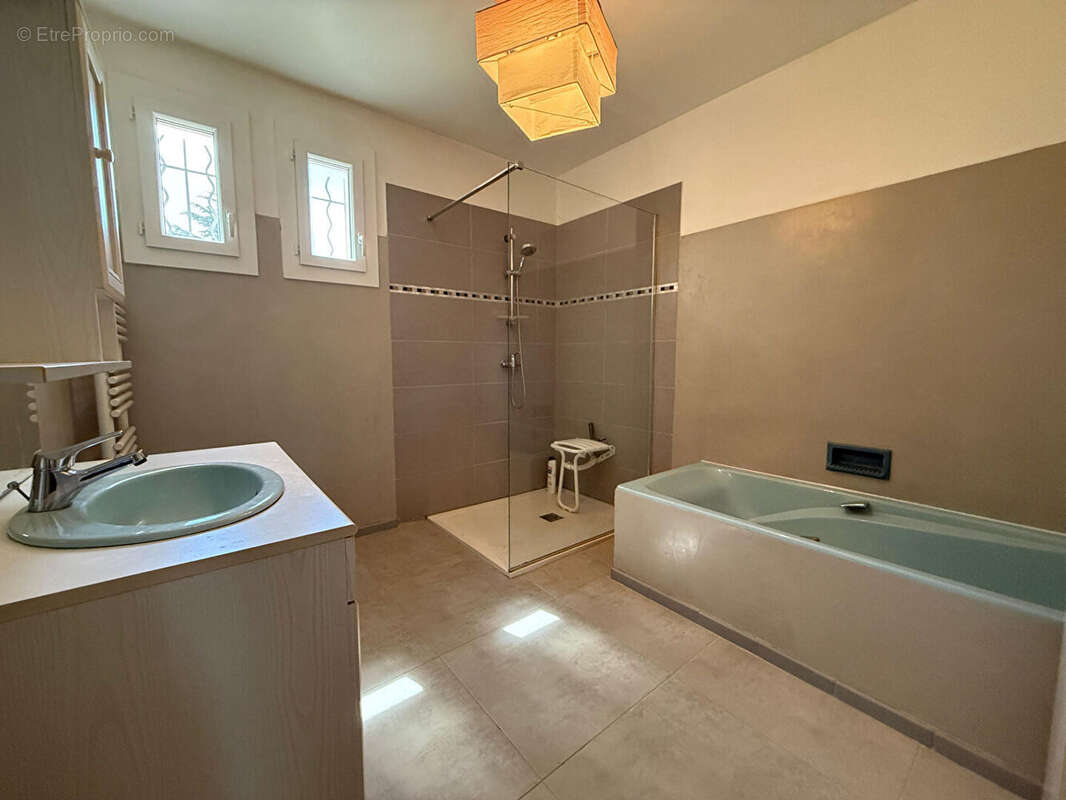 Maison à CHATEAUNEUF-DE-GADAGNE