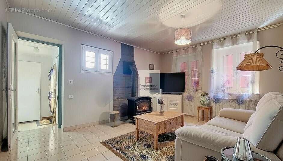 PLAZAC: BELLE VUE ET CALME! - Maison avec gîte attenant. 3/4 chambres. Dépendance. Terrain constructible , Prés et bois environ  - photo 7