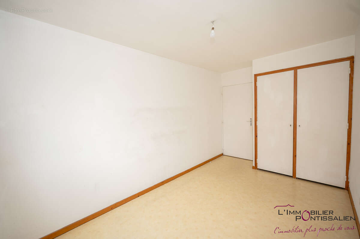 Appartement rez-de-chaussée Type 2 Rochejean centre village - photo 9