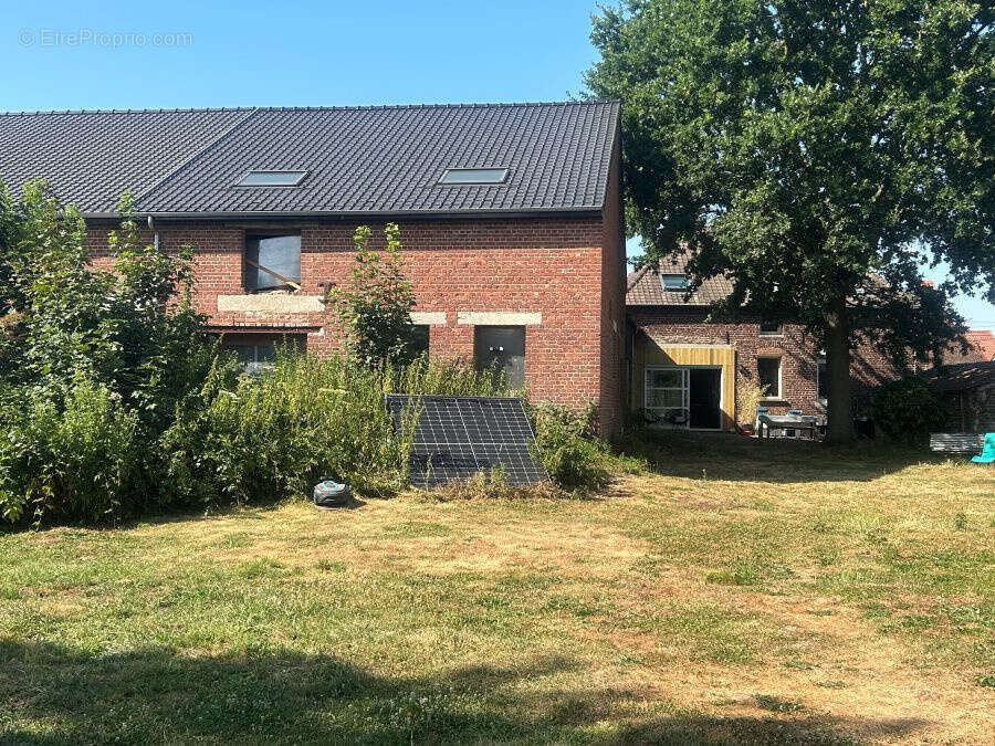 Maison de campagne bénéficiant de beaux volumes bâtie sur 1839m2 avec sa grange attenante à aménager !! - photo 17