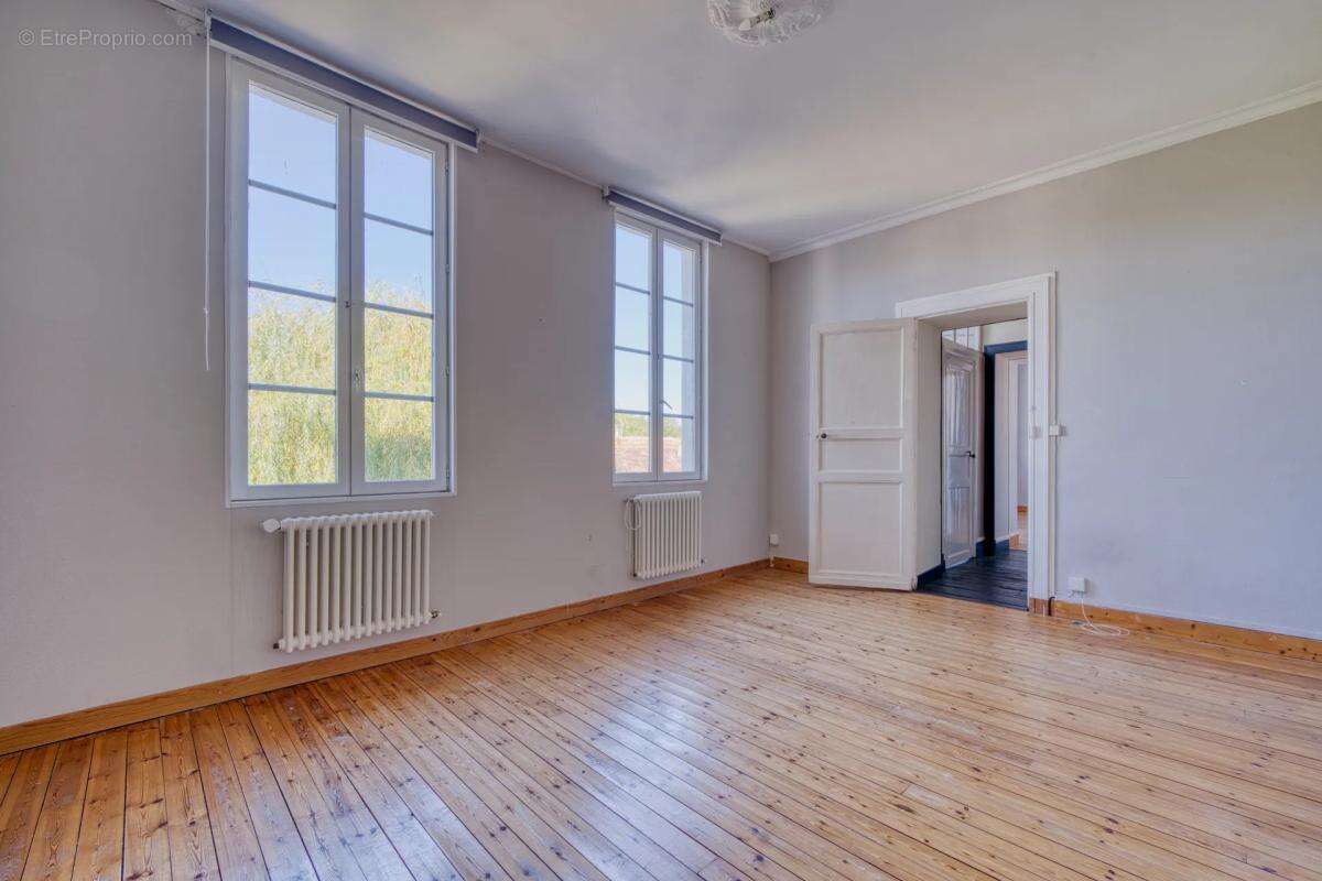 Maison de caractère de 242 m² - Saintes - photo 14