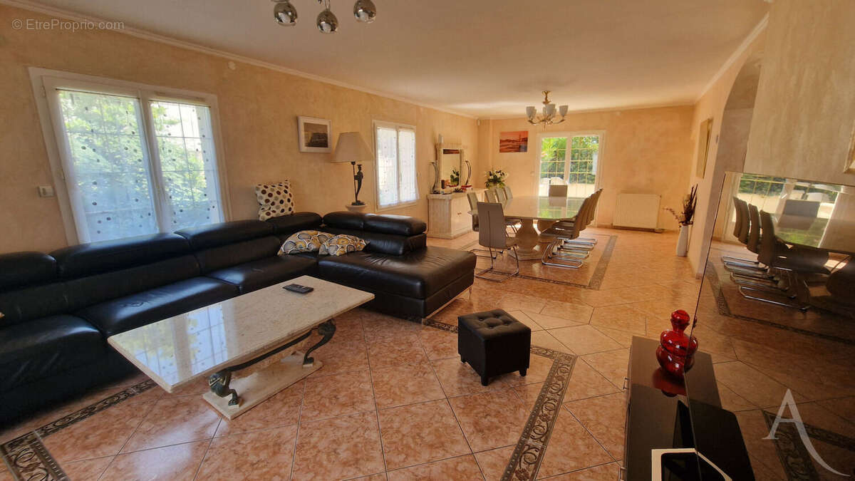 Belle demeure de 342m²  avec piscine intérieur, sous-sol total dans le village de FAVRIEUX - photo 5