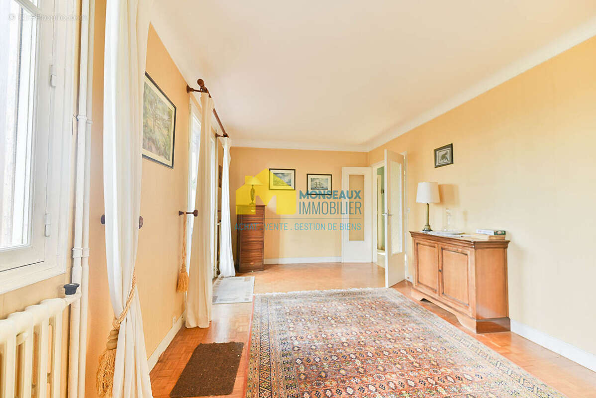 Maison à SAINTE-GENEVIEVE-DES-BOIS