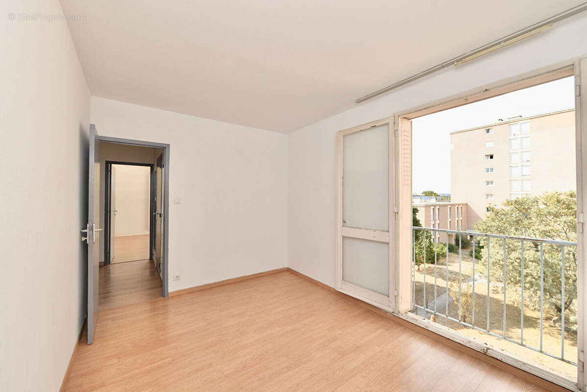 Appartement 3 pièces de 73 m²  - Balcon, parking et cave - Amouroux - photo 9