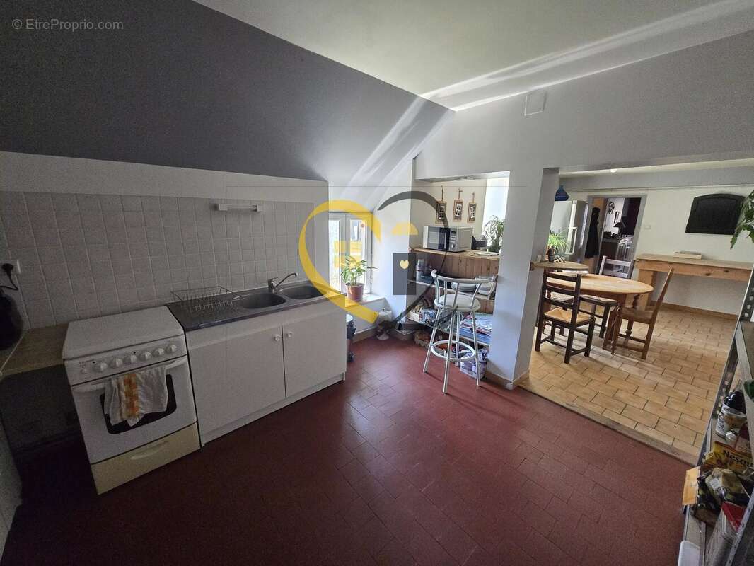 Ensemble immobilier local commercial et appartement à Henrichemont - photo 11
