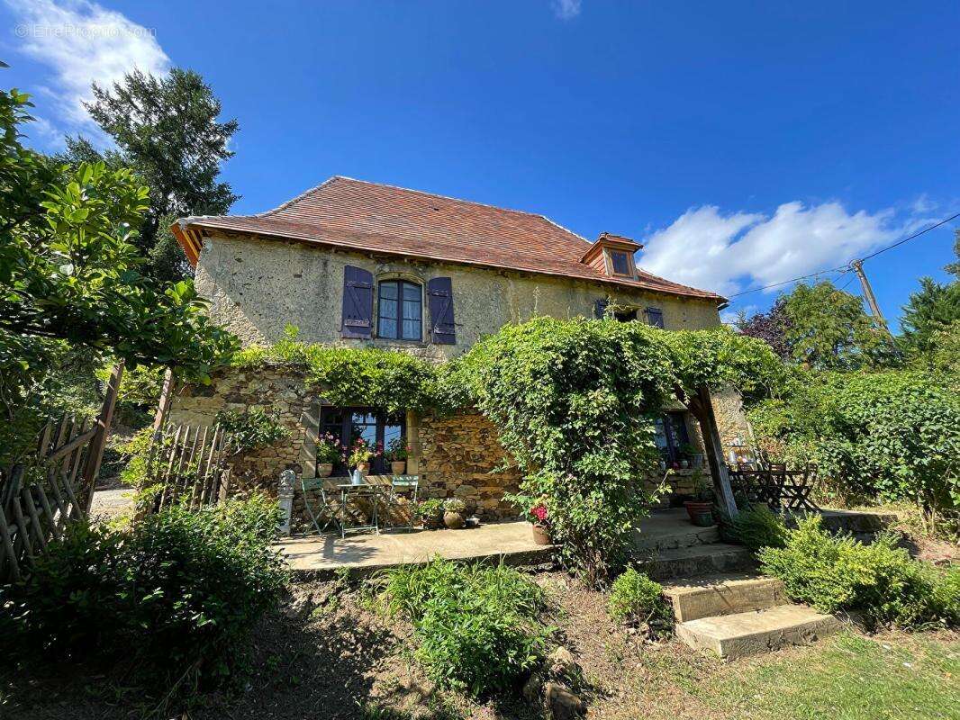 Maison authentique du XVIIIe siècle avec trois grandes granges, belle vue et terrain de 1,4 hectare - photo 3