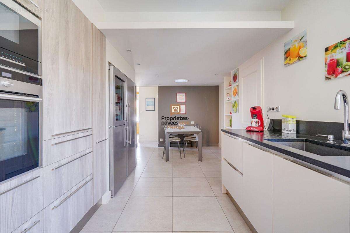 DEPT 33  Mérignac - Maison d'exception 8 pièce(s) 181 m2 avec jardin paysagé et piscine au sel chauffée - photo 6