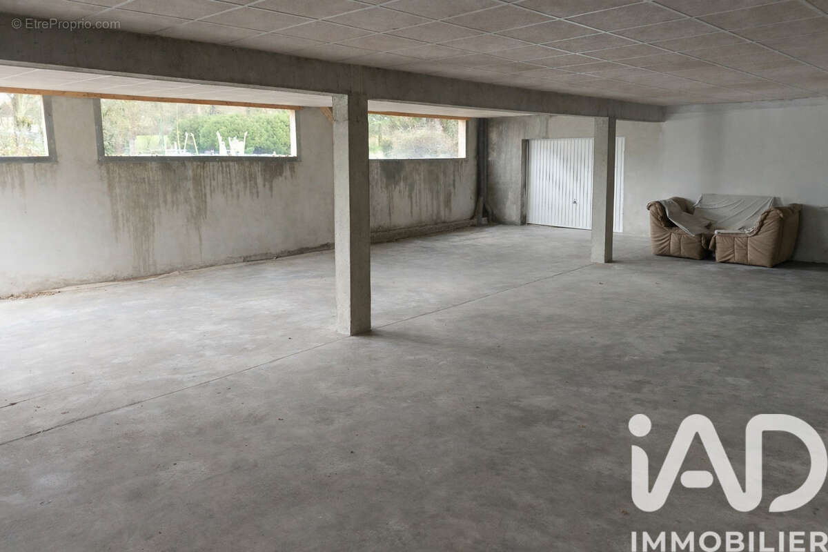 Photo 4 - Parking à CHAMPFORGEUIL