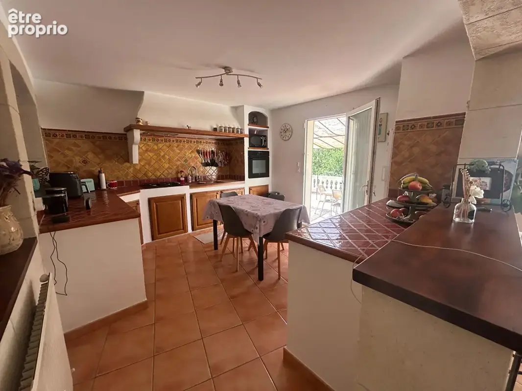 LA ROQUEBRUSSANNE : Maison 168m² sur 4090 m² de terrain avec piscine et nombreuses dépendances - photo 7