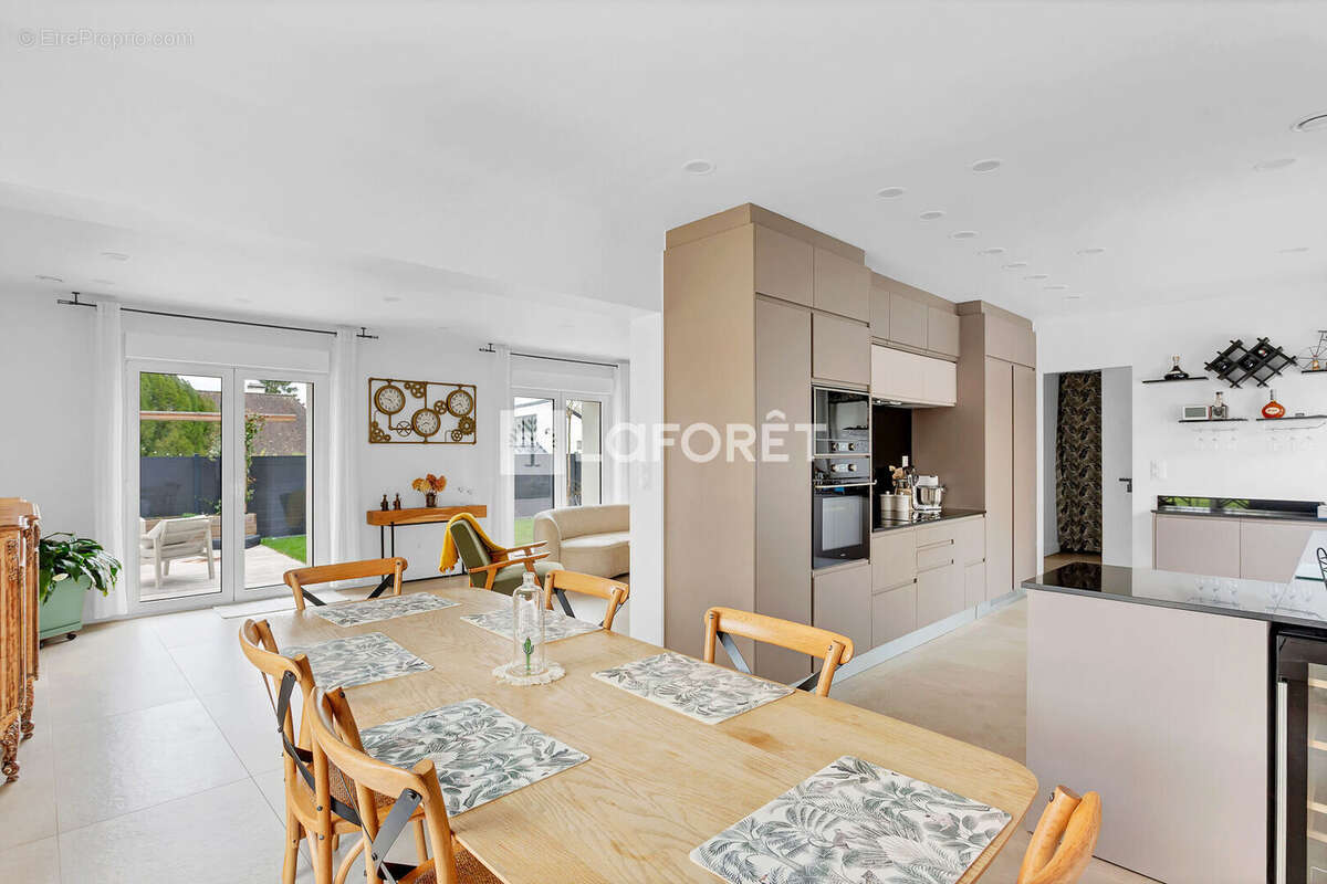 Maison à SAINT-MAURICE-MONTCOURONNE