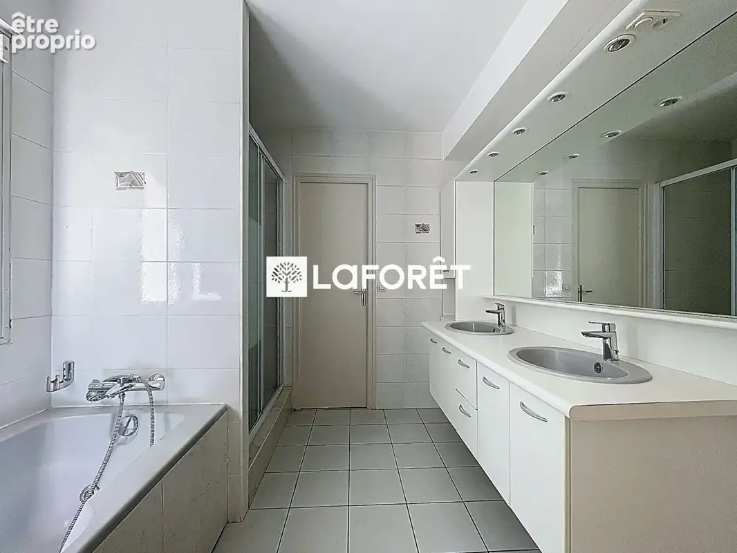 Maison familiale située dans un cadre verdoyant avec grand terrain - photo 8