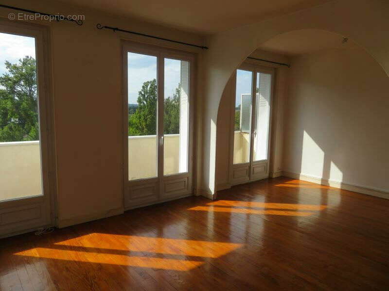 Dernier étage, T3 traversant avec balcon et vue dégagée - photo 3