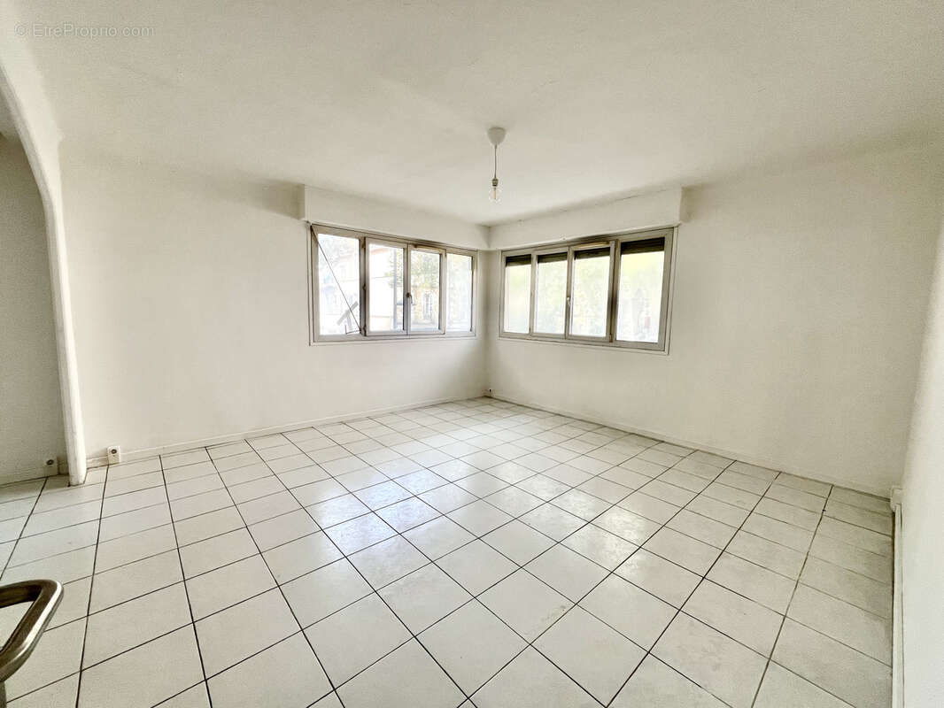 Appartement à MARSEILLE-5E